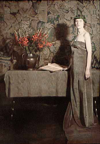 Anonymous - Pre-Raphaelite-Styled Woman in Velvet Gown