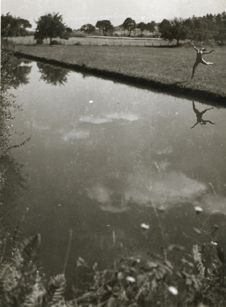 Jacques-Henri Lartigue - Huguette Sabouret au Château des Essarts, Veyvialle, France