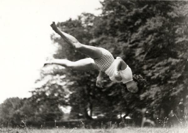Jacques-Henri Lartigue - Huguette Sabouret au Château des Essarts, Veyvialle, France